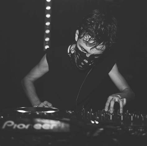 Techno Rave Crowd 的图像结果