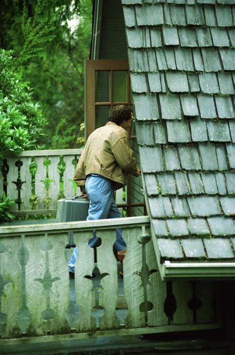 Kurt Cobain suicide scene: Previously unpublished photos