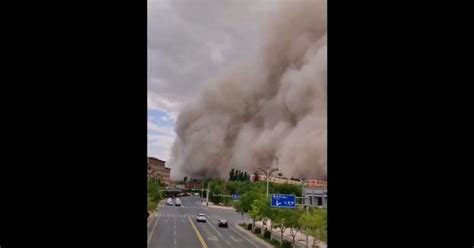 Video: Wall of dust engulfs ancient Chinese city of Dunhuang, turning ...
