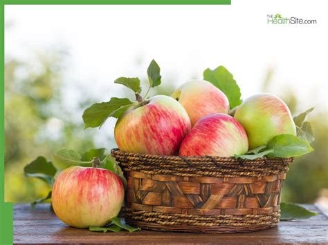 Apples On Empty Stomach: 5 Health Benefits of Eating Red Apples Daily ...