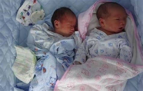 产妇同一天生两个孩子，医生却喊宝宝不是双胞胎，检查后全家蒙了_小吴