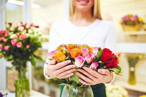 花店里有鲜花女商在花店里盛着各种高清图片下载-正版图片504860502-摄图网