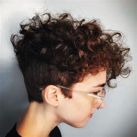 curly pixie with undercut | Kort haar krullen, Heel kort haar, Kort ...