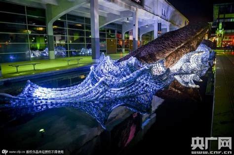 巨型鲸鱼雕塑由7万回收塑料瓶打造_海外动态_新浪收藏_新浪网