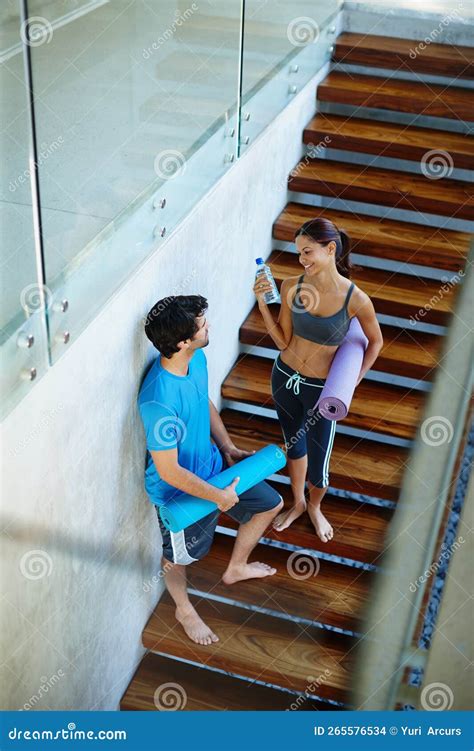 Gimnasia Donde Te Encuentras Con Personas De Ideas Similares. Dos ...