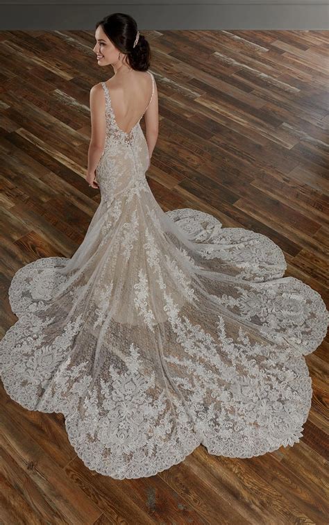Fitted Lace Wedding Dress with Scalloped Train - Martina Liana Wedding Dresses
