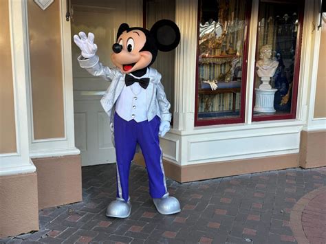 PHOTOS, VIDEO: Meet Mickey, Minnie, and More Characters In New Disney ...