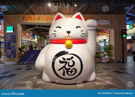 A Big Maneki-neko Statue at Terminal 21 Pattaya Editorial Photography ...