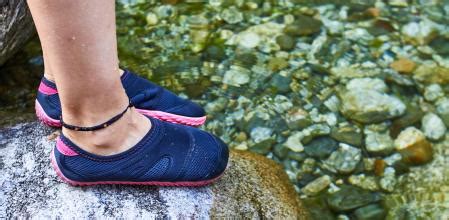 Sandalias de río, escarpines para escapadas y los deportes acuáticos