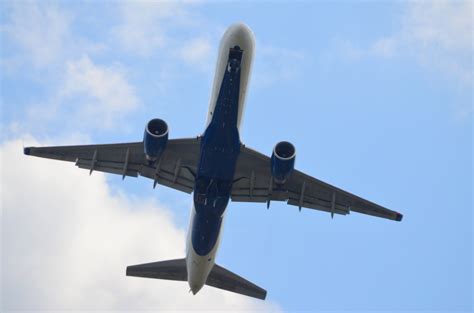 Airplane Engine Explodes Mid Flight 的图像结果