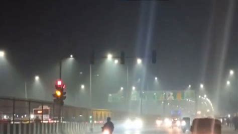 Delhi's air quality worsens to 'severe' with AQI crossing 400 mark