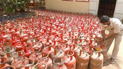 Big cut in LPG gas prices! Commercial gas cylinders get cheaper by Rs 171