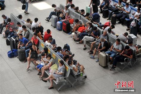 中国各地迎暑运返程高峰 火车站进站口排长队（5）-千龙网·中国首都网
