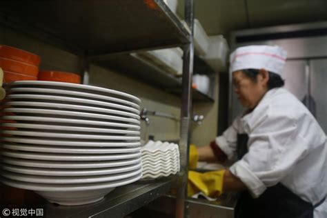 香港餐厅招暑期工洗碗啦，月薪过万噢！