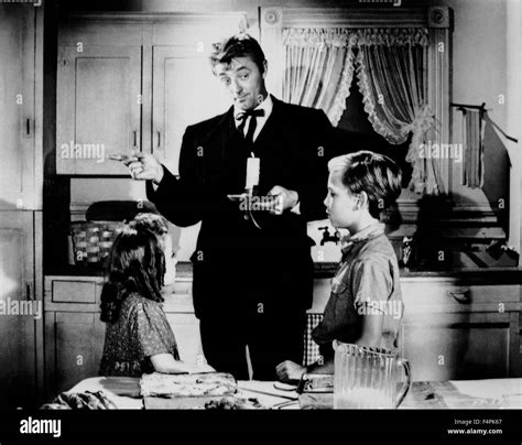 Sally Jane Bruce, Robert Mitchum and Billy Chapin / The Night of the ...