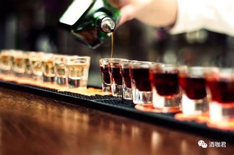 酒吧调酒师使用雪克杯调酒高清图片下载-正版图片501793882-摄图网