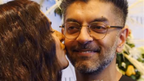 एक्ट्रेस ने पति को पार्टी में किया Kiss, हुईं रोमांटिक, फैन्स बोले ...