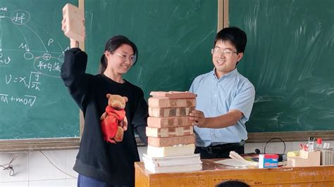 老师用砖头砸手模拟“胸口碎大石”：让学生对物理课更感兴趣_七环视频_澎湃新闻-The Paper