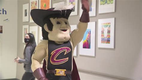 Cavs' mascot welcomes travelers to Cleveland for All-Star Game | wkyc.com