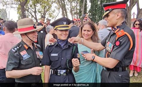 जम्मू-कश्मीर में मेजर पिता 20 साल पहले हुए थे शहीद, बेटी वही वर्दी पहन ...