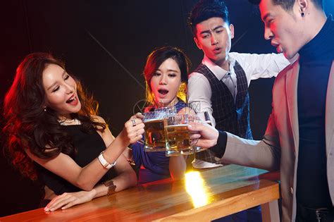 长发娱乐庆祝青年男女在酒吧喝酒高清图片下载-正版图片501944718-摄图网