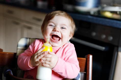 母乳喂养可爱初生女婴图片下载 - 觅知网
