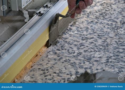 Concrete Leveler Usinga Trowel 的图像结果
