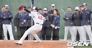 [Photo] Koyama pitching from bullpen, Kim Tae-hyoung and coaches focus ...