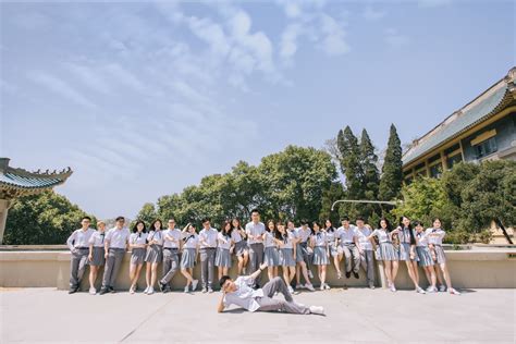 武汉高校毕业生拍最美毕业照，聚集校园的珍贵记忆_青网教育频道_中国青年网