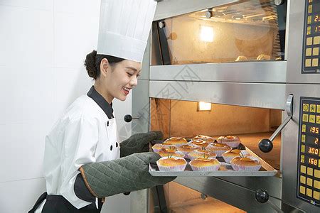 烘焙学校学员烘烤面包高清图片下载-正版图片501692575-摄图网