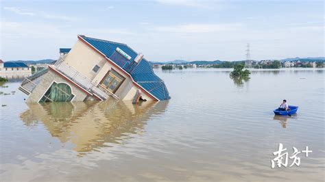航拍江西鄱阳洪灾现场，多个村庄仍浸泡在洪水中_南方plus_南方+