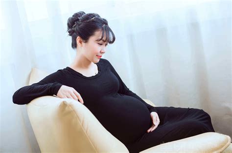 孕期肚子发硬发紧，怎么回事儿，会影响胎儿健康发育么？