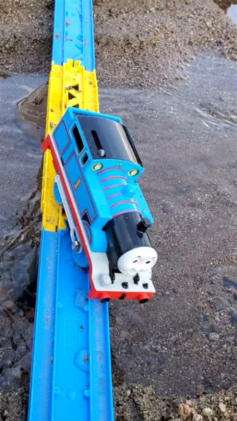托马斯小火车脱轨掉进了河里_腾讯视频