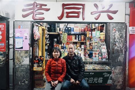 79岁夫妻守着“武汉最后的报刊亭”：一天只赚10块钱，买报的多是老人_城市_报纸_发展