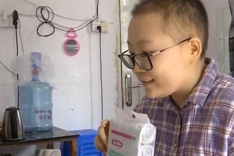 广州26岁女生抗癌五年，直播带货心疼父母打多份工_凤凰网视频_凤凰网