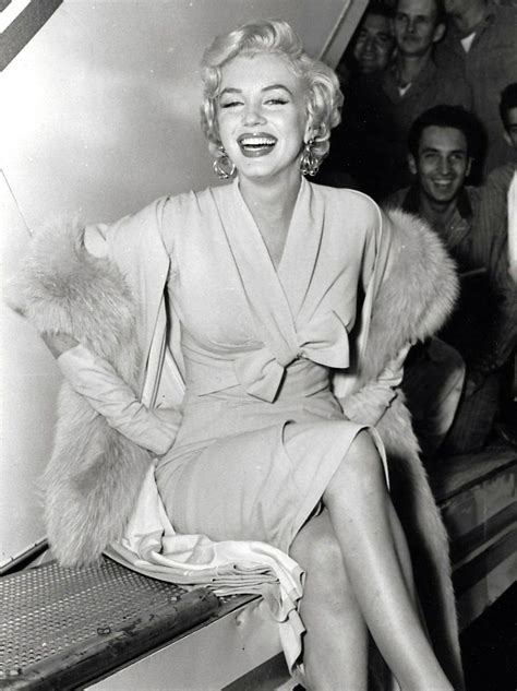 Marilyn Monroe upon arrival at Idlewild Airport, 1954. Viejo Hollywood ...