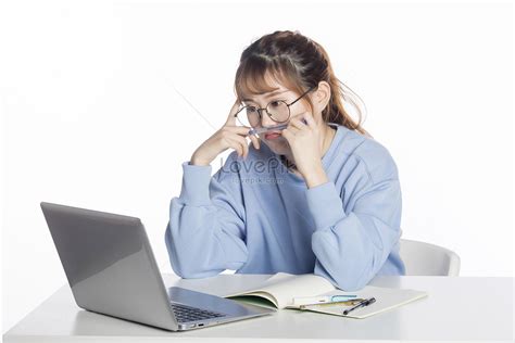 Student Using Computer Phot 的图像结果