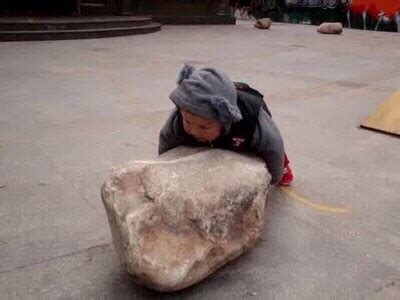 缅甸小孩在矿区玩石头，可别把你爸的翡翠原石扔了！_哔哩哔哩_bilibili