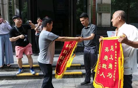 救起圭塘落水男孩的两位好心人找到了！六旬嗲嗲和二十多岁小伙被奖5000 元