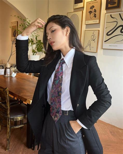 ボード「Women in Shirts and Ties」のピン