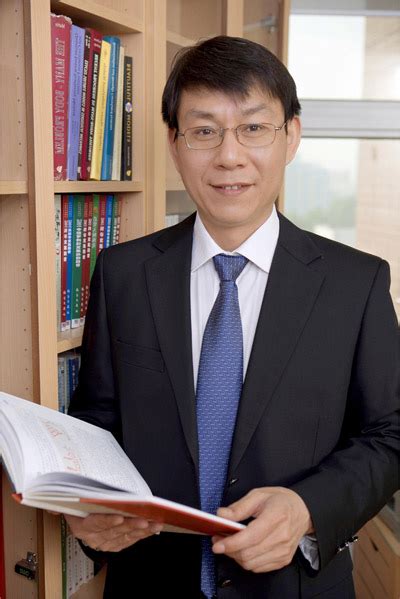 热烈祝贺我校特聘教授王玉鹏研究员当选中国科学院院士-物理学院