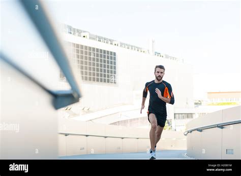 Stock Man Running 的图像结果