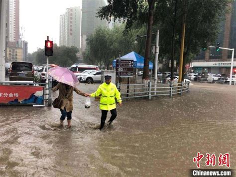青海西宁暴雨多路段被积水“占领”：公交车司机背考生过马路