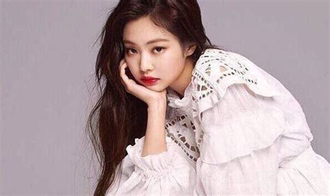 Why does the Earth look flat in some photos ?? - Brainly.in