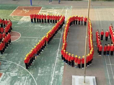 阜阳九中学生摆“70”造型纪念抗战胜利70周年