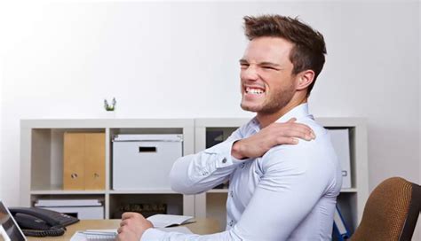 4 Exercises To Cure Shoulder Pain When in Office - lifeberrys.com