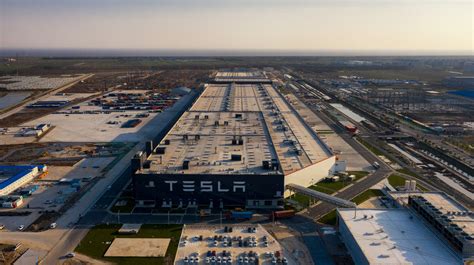 特斯拉上海超级工厂进度惊人 生产设备正安装调试