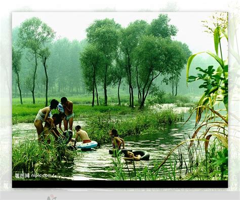 农村孩子在河沟里洗澡图片素材-编号24347326-图行天下