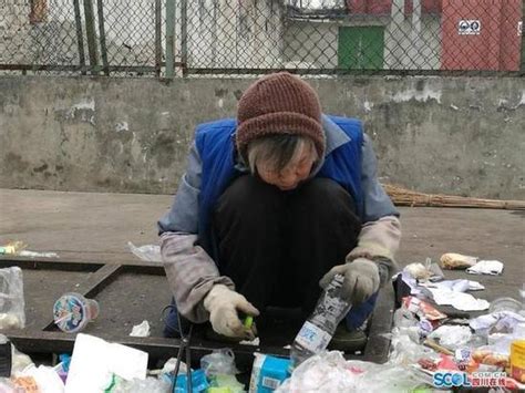 84岁退休老师凌晨出门捡废品 卖钱为捐助学生_央广网