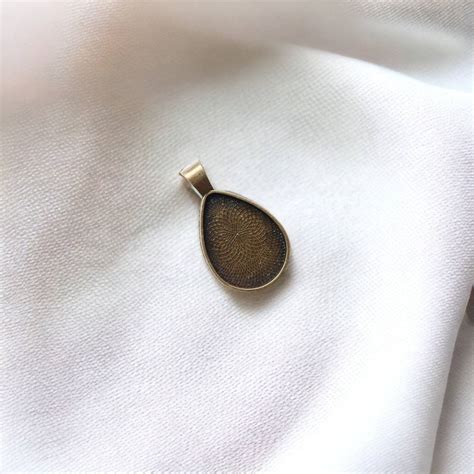 AP04 - Pack of 4 - Tear Drop Style Pendent Base